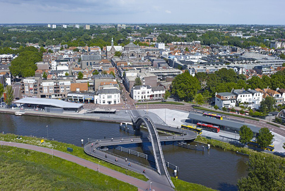 Мост «Млечный путь» (Melkwegbridge) — одна из достопримечательностей голландского Пюрмеренда. Соединяющая старый город с современным центром конструкция состоит из двух частей: нижняя, зигзагообразная, рассчитана на велосипедистов, а верхняя, так называемый «горбатый мостик», — на пешеходов. Обе составляющие моста дают прекрасную возможность полюбоваться городом.

