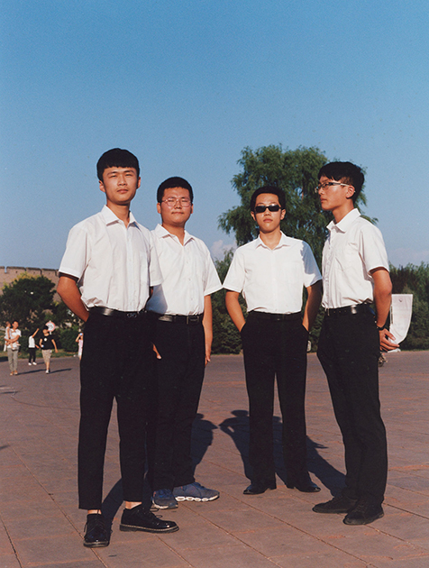 Четверо мальчиков в школьной форме готовятся к выступлениям. Вскоре они прочтут стихотворения во славу Мао Цзэдуна, создателя современного китайского государства. Период его правления известен множеством репрессий и политических кампаний, в результате которых погибли миллионы китайцев.