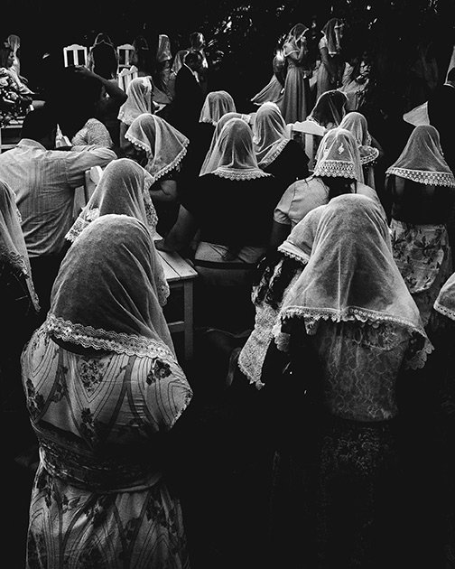 «Я фотографировал свадьбу в бразильском городе Дорадус, штат Мату-Гросу-ду-Сул. Во время религиозной церемонии каждый присутствующий становится на колени, чтобы со всеми вместе помолиться для благословения церемонии».
