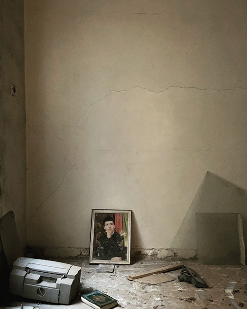 «Этот снимок был сделан в заброшенном доме в Алеппо, Сирия. Во время гражданской войны в Сирии почти весь город превратился в руины, почти ни одно здание не уцелело. В январе 2018 года я прошелся по многим подобным комнатам. Я заметил, что мирная жизнь резко оборвалась, поэтому многие комнаты сохранили довоенный вид».
