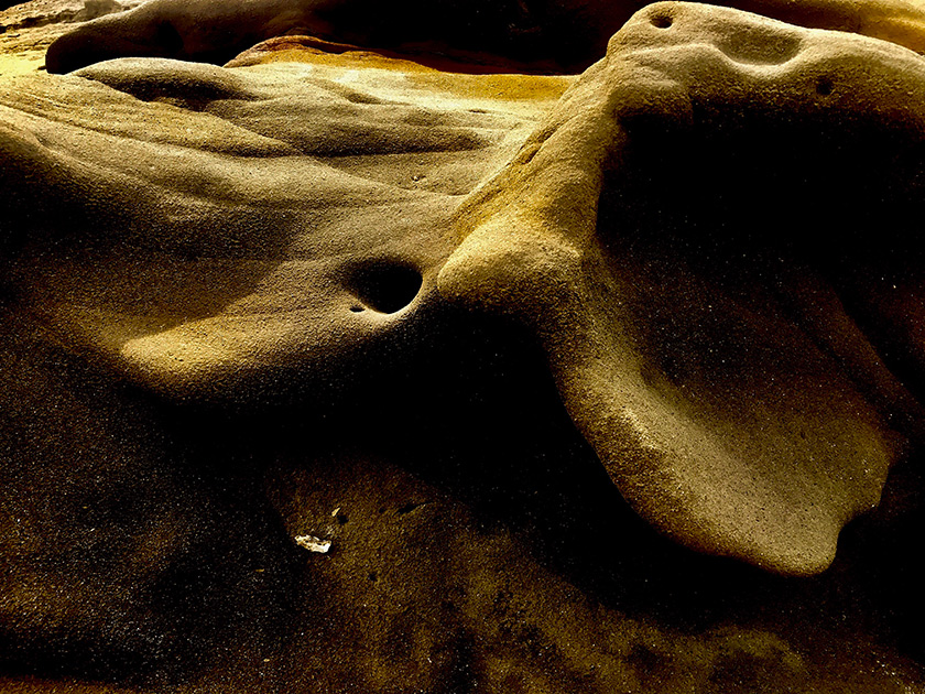 «Я сделала эти и другие снимки на пляже Лобитос, идеальном месте для серферов на севере Перу. Это место, где пустыня достигает Тихого океана. То, что изображено на фотографиях, является результатом смешения песка, моря, камней, солнца и ветра. Это произведение искусства, которое сотворила сама природа. И это столь же прекрасно, сколь и таинственно».
