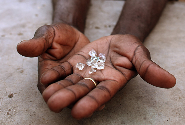 Нелегальный торговец алмазами выставляет камни на продажу в Зимбабве