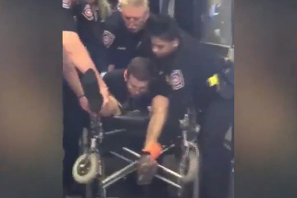 Занявшего чужое место пассажира приковали наручниками к инвалидной коляске