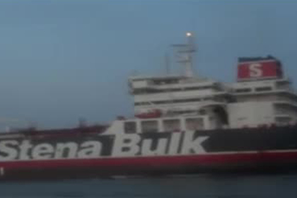 Иран показал на видео захват британского танкера