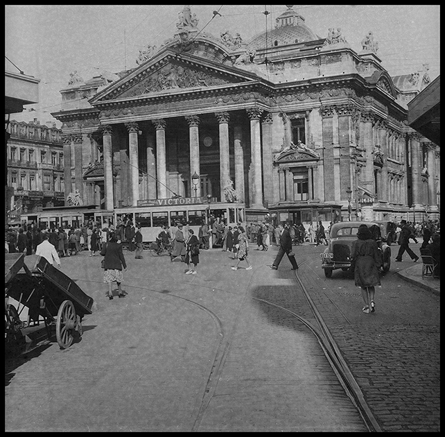 Здание биржи в Брюсселе. Бельгия, 1945 год.
