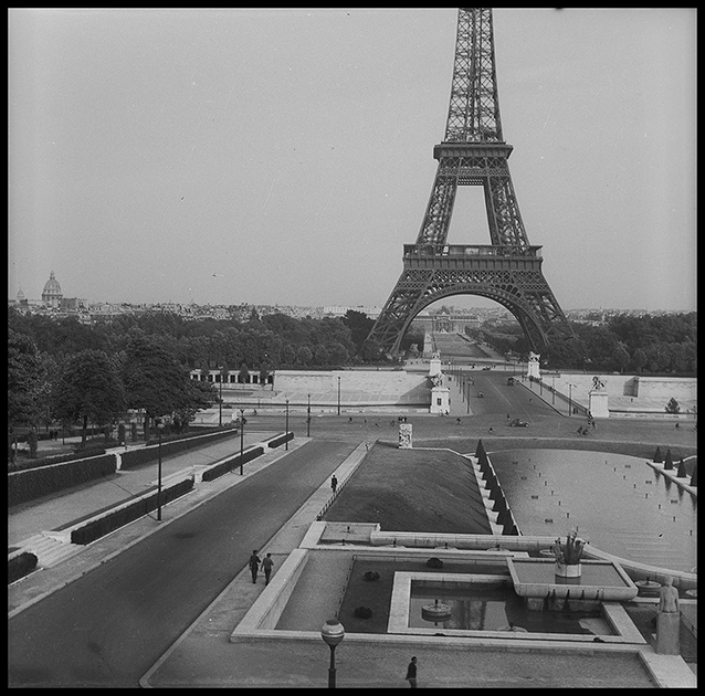 Эйфелева башня. Париж, 1945 год.