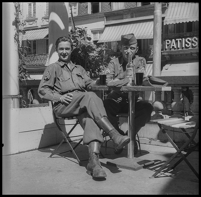 Американские солдаты в кафе. Париж, Франция, 1945 год.