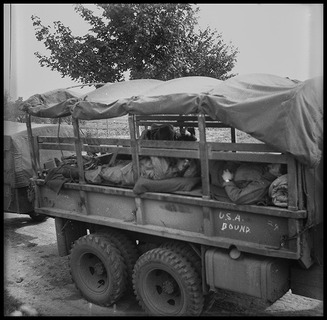 Американские солдаты во время отдыха в кузове армейского грузовика. Франция, 1945 год.