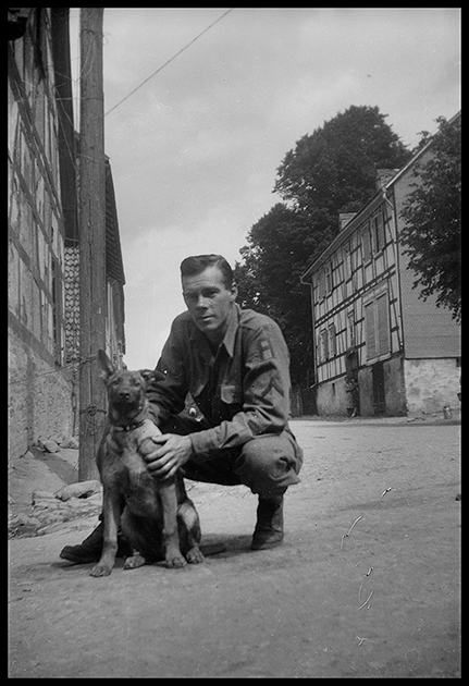 Портрет американского солдата с собакой. Германия, 1945 год.