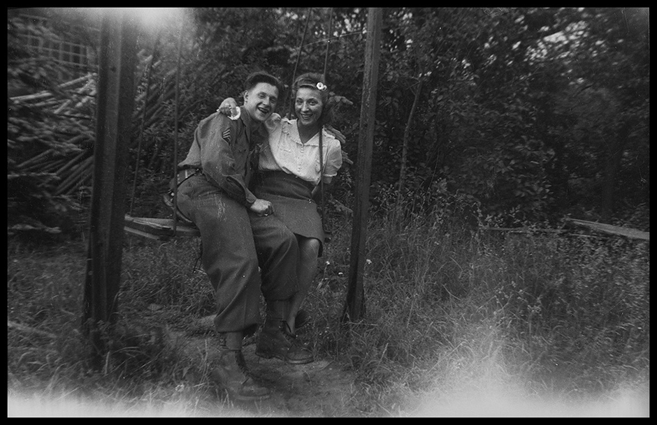 Портрет американского солдата с девушкой. Предположительно, Франция, 1945 год.