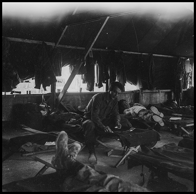 Американские солдаты во время отдыха. Германия, 1945 год.