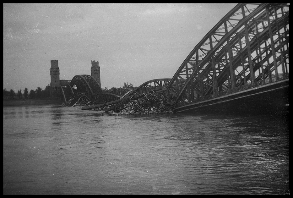 Разрушенный мост Гогенцоллернов в Кельне. Германия, 1945 год.