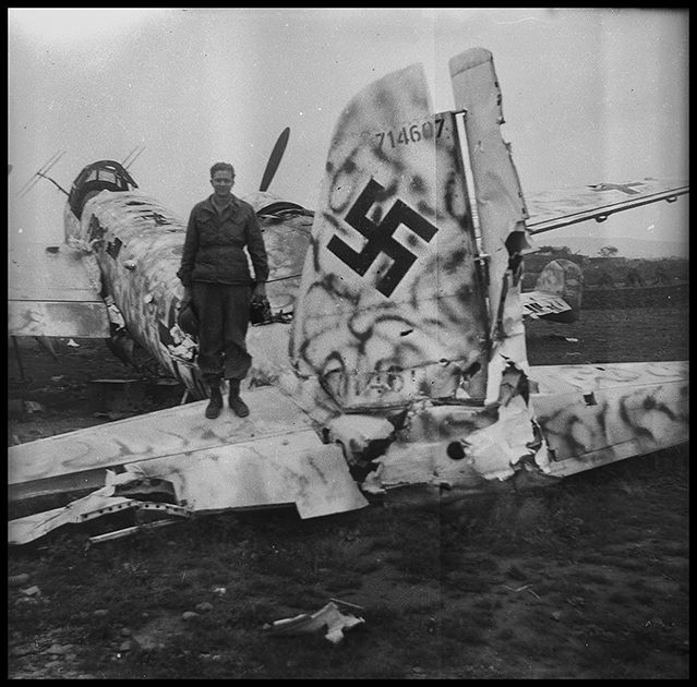 Американский солдат на фоне разбитого немецкого истребителя. Германия, 1945 год.
