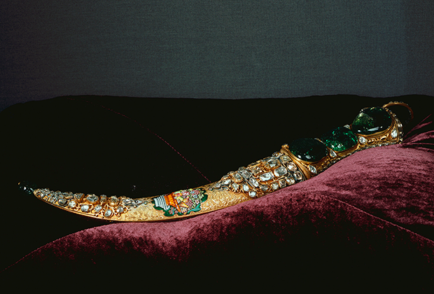 Кинжал персидской работы в драгоценных ножнах в коллекции музея Топкапы (Стамбул)