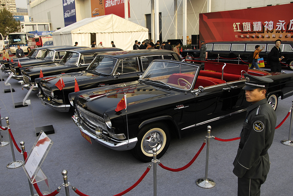 С 1958 по 1981 год было выпущено всего около 1,6 тысячи Hongqi первого поколения. Зато машина отличалась крайним видовым разнообразием: седан, лимузин, кабриолет и даже медицинский универсал, который создали для пожилого Мао