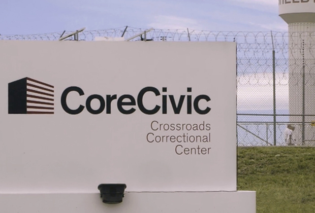 Вывеска CoreCivic на въезде в одну из тюрем компании