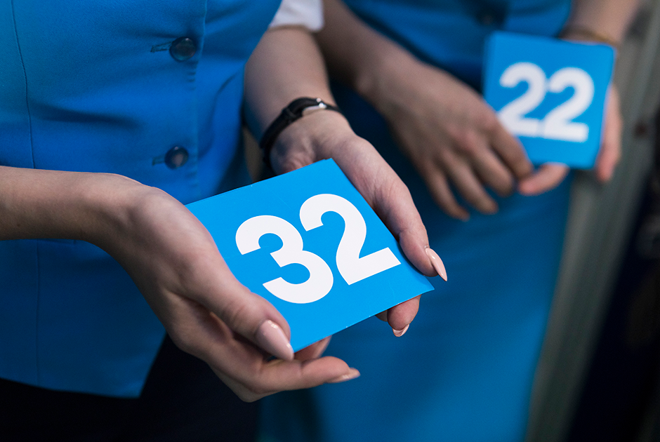 Стюардессы попросили двух юных пассажиров поучаствовать в лотерее в качестве «судей» — вытягивать карточки, одному — цифру ряда, второму — букву места.