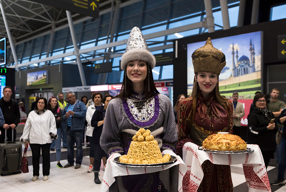 Юбилейного пассажира встречают в аэропорту Казани.