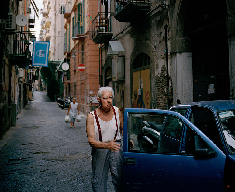 По словам фотографа, Неаполь полон голубого — цвета меланхолии.