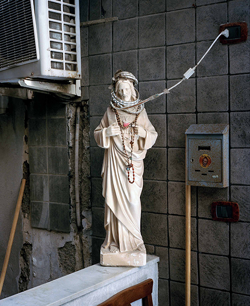 Неаполь и в XXI веке остается очень религиозным городом. Статуи Иисуса Христа или девы Марии стоят здесь буквально на каждом углу.