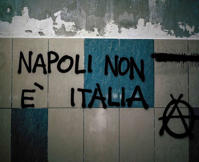Неаполитанцы любят подчеркивать, что Неаполь — это не Италия, а вещь в себе. Долгие годы они боролись за признание неаполитанского языком, а не диалектом. Именно на неаполитанском языке исполняется знаменитая песня «O sole mio».