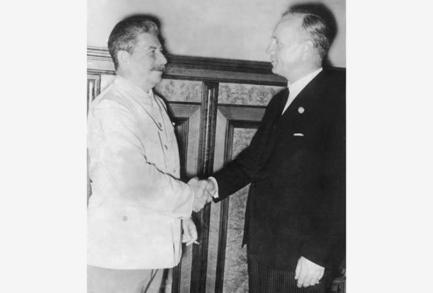 И. Сталин и И. Риббентроп в августе 1939 года в Кремле