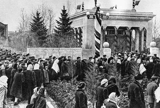 Жители Гори собрались на траурный митинг в день похорон Иосифа Сталина
