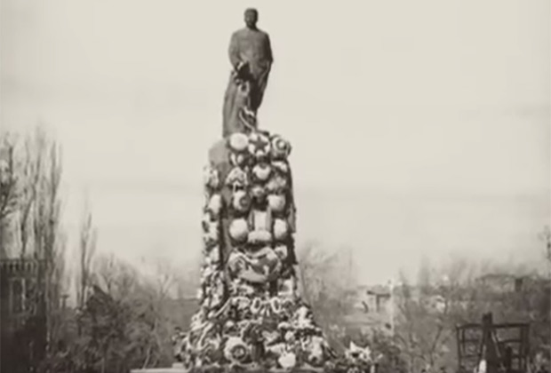Памятник Сталину на реке Куре в Тбилиси