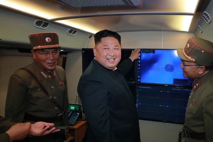 Ким Чен Ын посмотрел на ракеты
