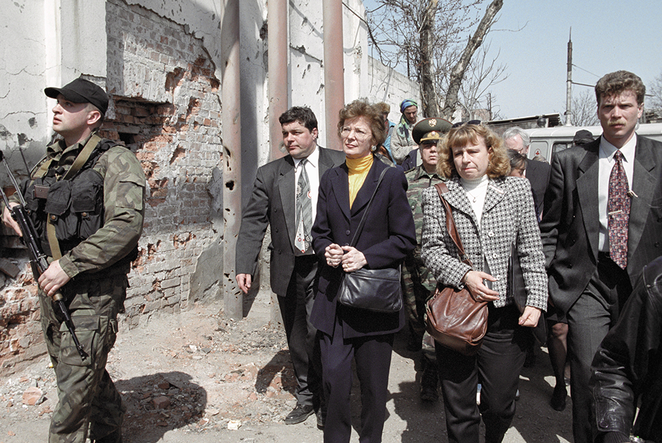 В апреле 2000 года в Чечню прибывает верховный комиссар ООН по правам человека Мэри Робинсон. По итогам поездки она заявляет о «непропорциональном» использовании российскими военными тяжелой артиллерии и «многочисленных нарушениях прав человека» со стороны федеральных сил. Она говорит, что травмирована увиденным.