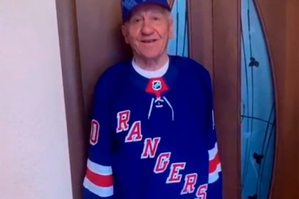 Панарин нарядил дедушку в форму клуба НХЛ и умилил болельщиков