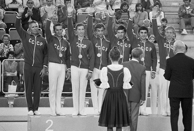 Германия. Мюнхен. XX Олимпийские игры. Советские гимнасты на пьедестале почета. Виктор Чукарин (слева)