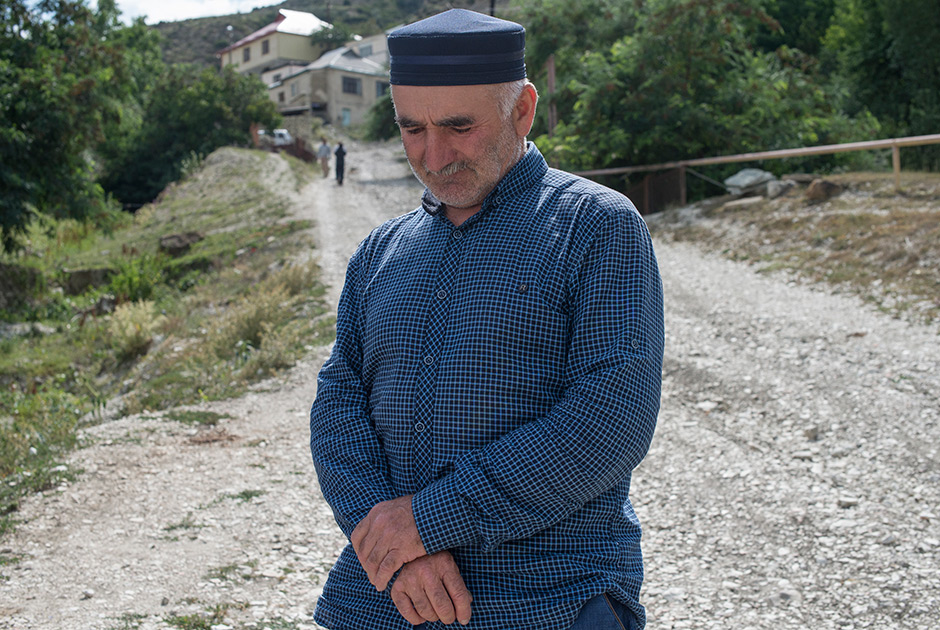 Житель села Ансалта на дороге, по которой пришли отряды Басаева