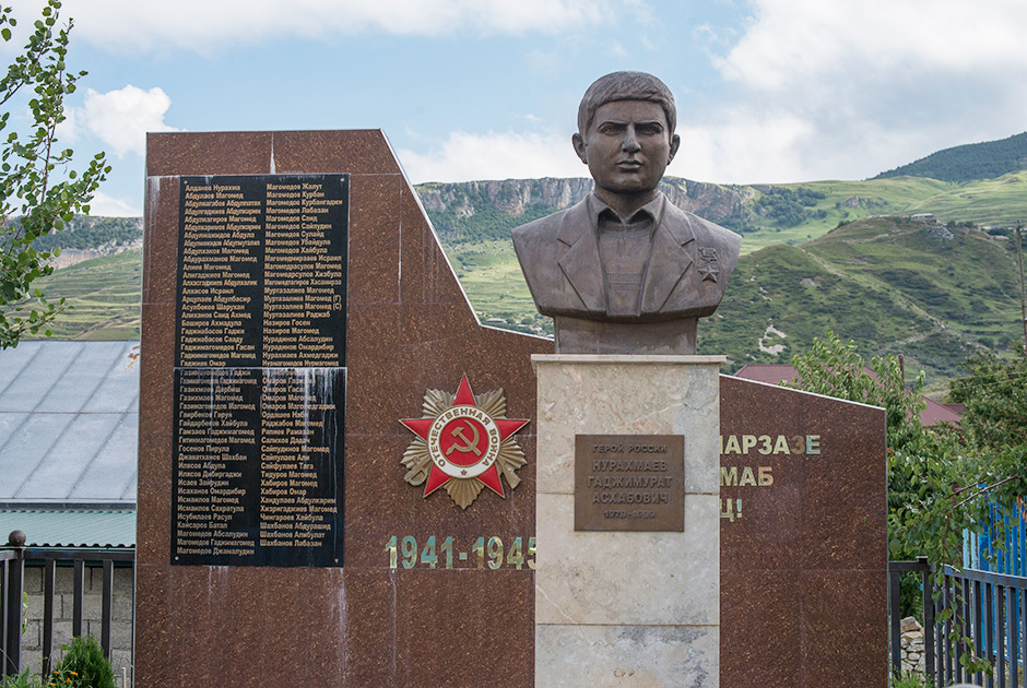 Памятник Гаджимурату Нурахмаеву у школы