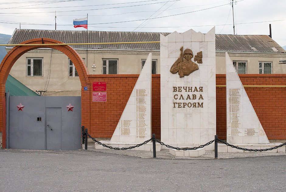 Памятник погибшим во второй чеченской войне в Ботлихе