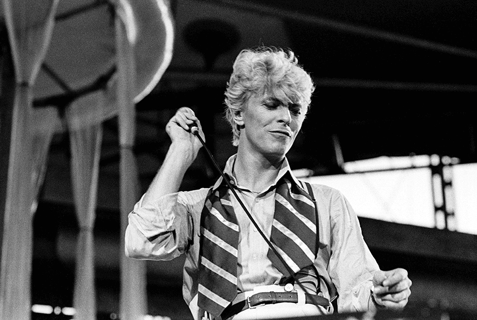 Дэвид Боуи в развязанном галстуке на концерте в 1983 году