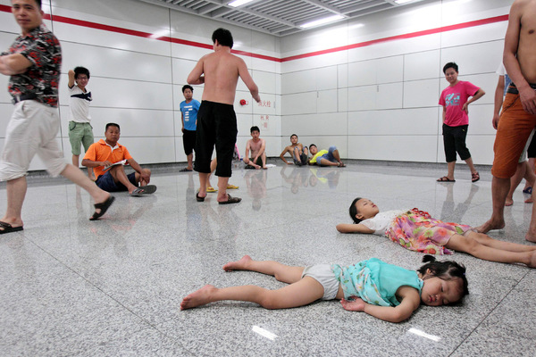 Дети спят на полу во время аномальной жары в Китае