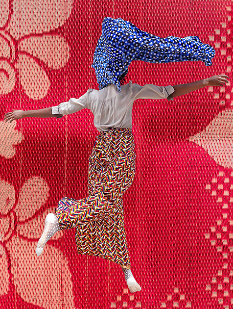 Фотограф из Нигерии постаралась уйти от шаблонных форматов про Африку. Цвета и формы одежды призваны подчеркнуть идентичность и женственность в ответ на бытующие предубеждения о расе, цвете кожи и идее о том, что «они не такие».