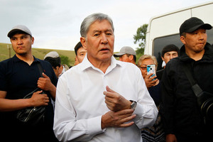 В Киргизии штурмуют резиденцию экс-президента Атамбаева В результате столкновений со спецназом есть погибшие и раненые