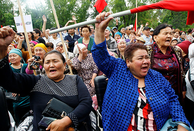 Сторонники экс-президента Атамбаева в Бишкеке
