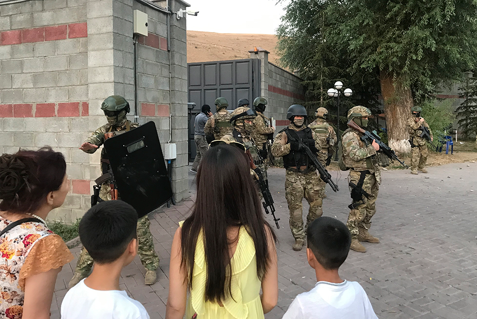 Спецназ готовится к штурму резиденции в селе Кой-Таш под Бишкеком