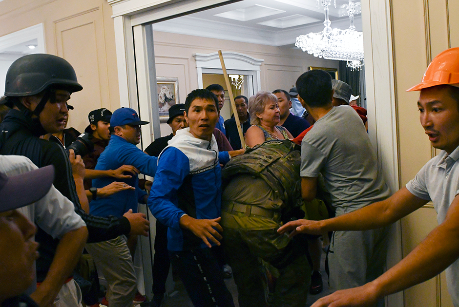 Сторонники бывшего президента Киргизии Алмазбека Атамбаева обороняют его дом во время операции сил государственной безопасности