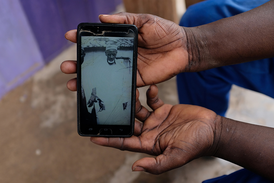 50-летний Абдул Сумуд Шайбу живет в Обуаси, через который гнали рабов. «Мои предки были гигантами, — рассказывает мужчина, показывая фотографию своего дедушки на мобильном телефоне. — Они были хорошо сложены и сильны». Он отмечает, что его родственники сражались с работорговцами, но иногда проигрывали бой и попадали в неволю.