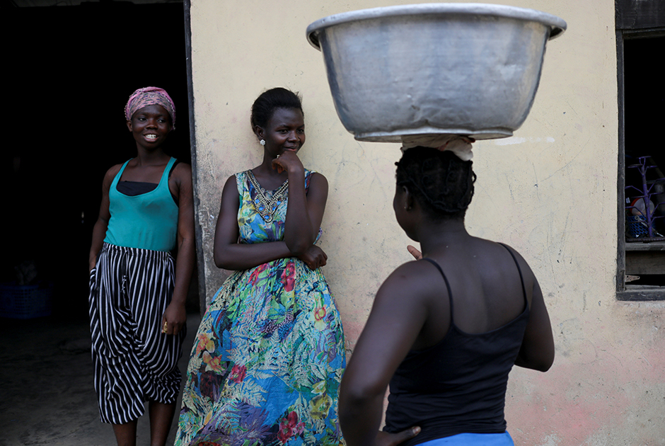 30-летняя Сэйвиор Асанте — парикмахер из Обуаси. Она рассказывает, что мало задумывалась о рабстве, когда росла, однако это изменилось с посещением замка в Кейп-Косте. «Я плакала целый день. Было очень больно слышать эти истории», — призналась она.