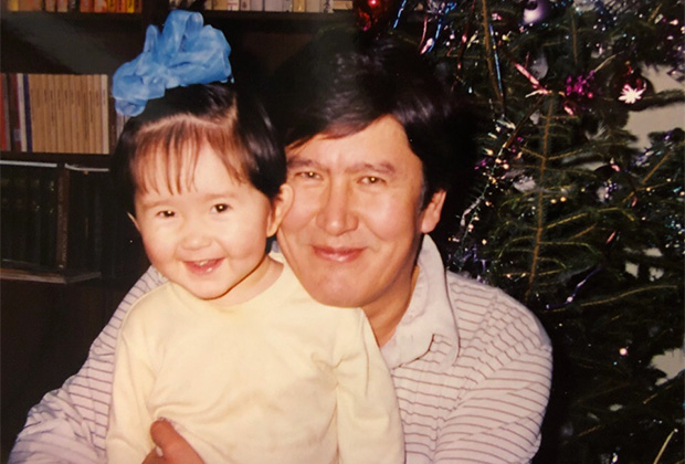 Алия Шагиева с отцом Алмазбеком Атамбаевым. Начало 2000-х годов.