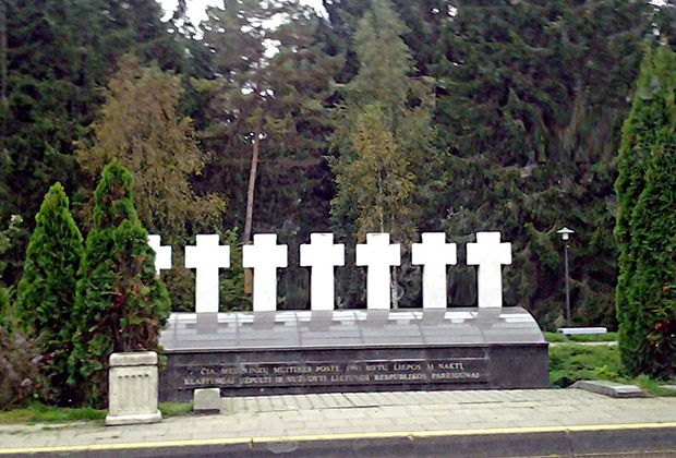 Памятник семи литовским должностным лицам в Мядининкае, убитым 31 июля 1991 года