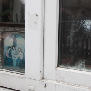 Последствия обстрела поселка в Донецкой области