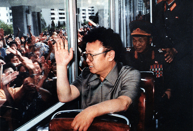 Ким Чен Ир и народ. 1975 год