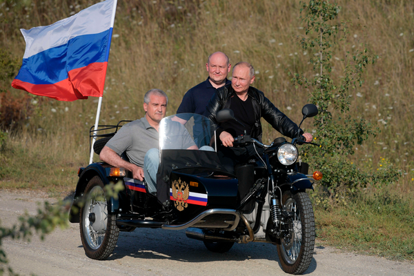 Владимир Путин катает Сергея Аксенова на мотоцикле 