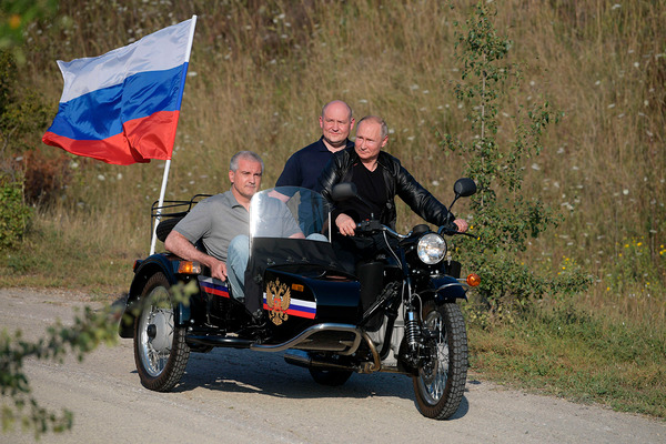 Владимир Путин катает Михаила Развожаева на мотоцикле
